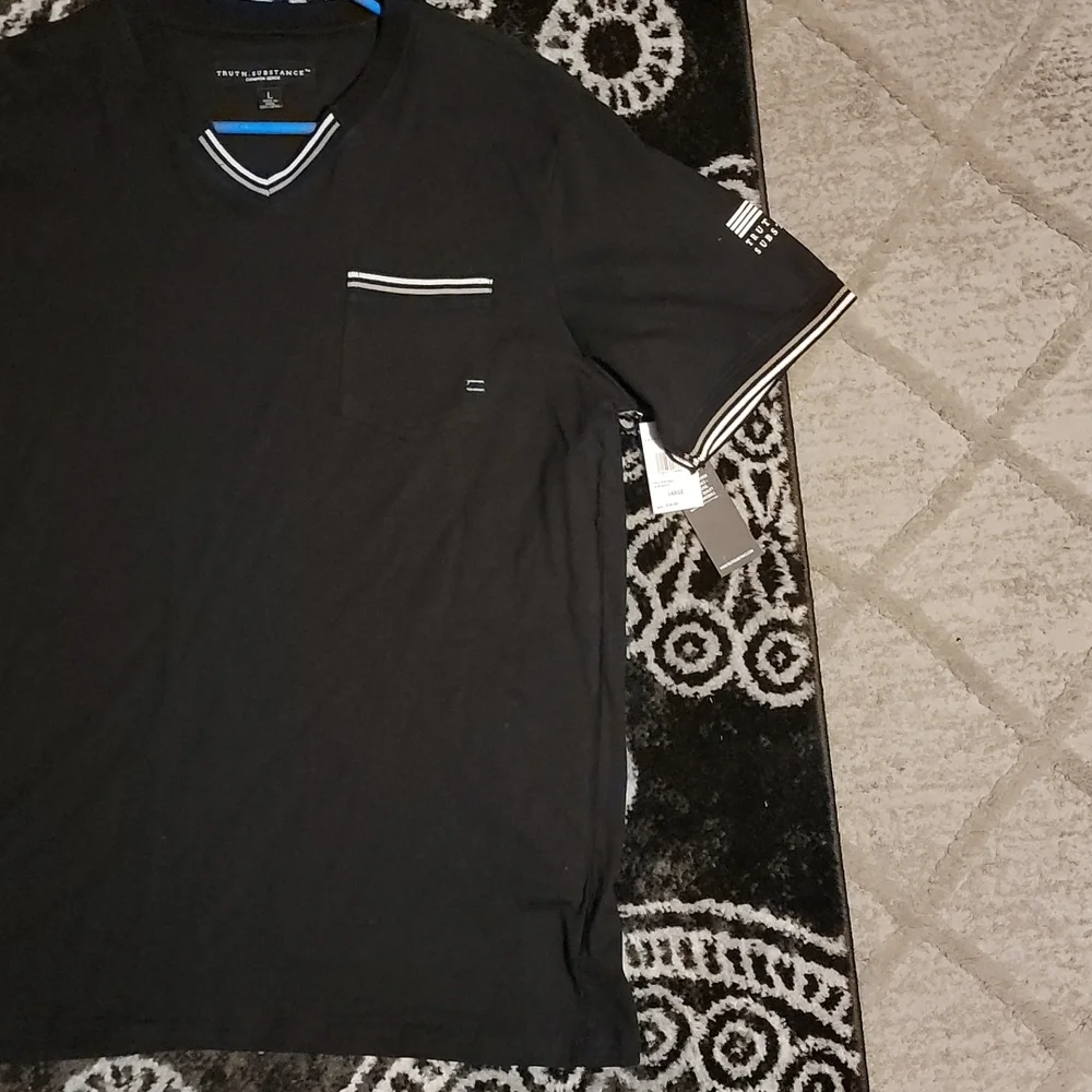 T-Shirt - Picture 2 of 5